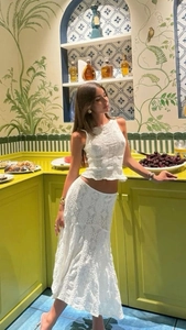 Ensemble deux pièces en dentelle blanche avec crop top sans manches et jupe longue