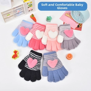 Détail de six paires de gants tricotés rayés pour bébé avec coeurs en peluche doux