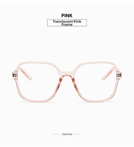 Vista frontale di montature quadrate rosa trasparente per occhiali da donna anti luce blu