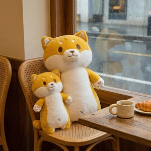 Ensemble de peluches Shiba Inu mignonnes sur une chaise en bois dans un café