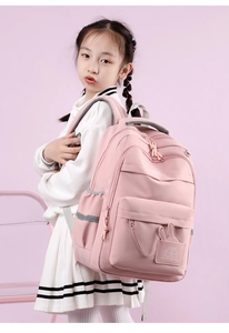Vista laterale dello zaino rosa per studenti con patch coniglio e catena in metallo
