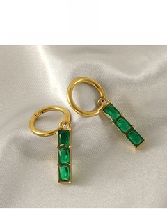 Détail des boucles d'oreilles plaquées or 18 carats avec trois zircons verts