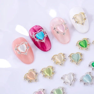 Breloques nail art cœur œil de chat avec bordure strass en plusieurs couleurs