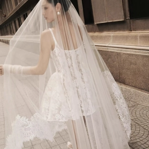 Robe de mariée courte en dentelle blanche avec long voile en tulle, style chic et urbain