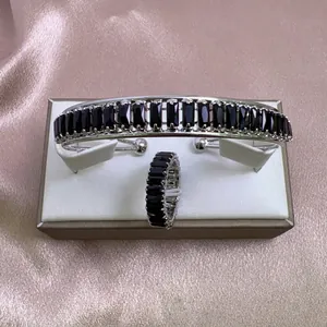 Detalle de conjunto de joyas de plata con piedras negras en una caja de regalo