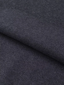Dettaglio del tessuto in maglia grigio scuro di alta qualità con texture lanosa