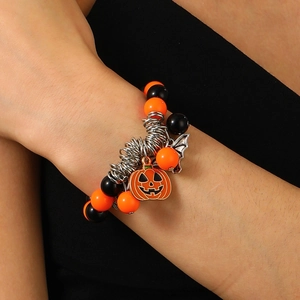 Pulsera de cuentas de Halloween con cuentas naranjas y negras y dijes de calabaza y murciélago