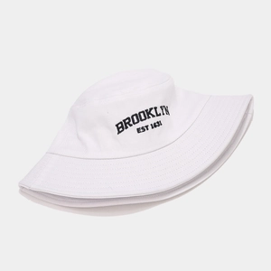 Détail de la broderie Brooklyn sur un chapeau bob en coton blanc avec surpiqûres