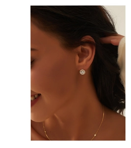Gros plan sur d'élégantes boucles d'oreilles et collier en argent S925 plaqué or 14K
