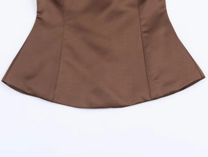 Vue détaillée du tissu en satin marron café d'un tailleur avec texture lisse et coutures