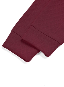 Détails des poignets en maille gaufrée bordeaux sur un sweat à capuche premium