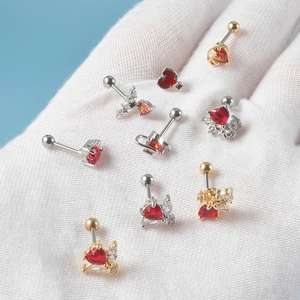Herzförmiger Ohrstecker aus Edelstahl mit rotem Zirkonia und weißen Mikropavé-Steinen
