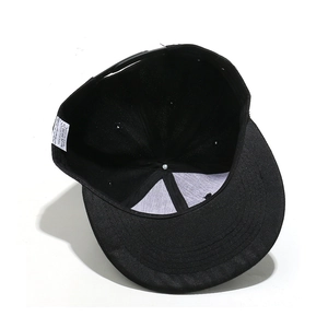 Dettaglio della fodera interna, etichetta 100% poliestere e chiusura snapback regolabile