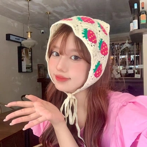 Bandana triangle fraise fait main au crochet avec feuilles vertes et liens à nouer