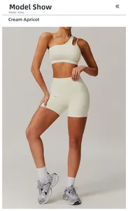Détail du haut de sport asymétrique et du short taille haute dans l'ensemble de yoga