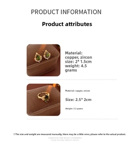 Dettaglio di orecchini a goccia placcati oro e set anello marquise con zircone verde