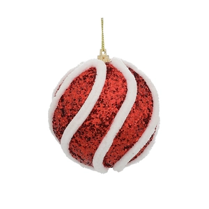 Rote Weihnachtskugel mit weißen Plüschstreifen und goldener Schnur auf weißem Hintergrund