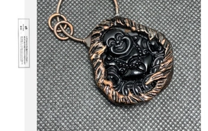Detailansicht des Buddha-Anhängers mit geschnitztem Obsidian und Vintage-Bronzedraht