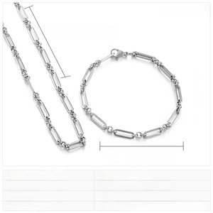 Détail de l'ensemble de bijoux avec collier et bracelet en chaîne d'acier inoxydable de 4mm