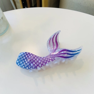 Pince à cheveux queue de sirène avec dégradé bleu et violet motif écailles de mer
