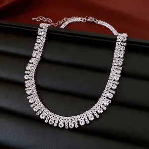 Collana girocollo multistrato argentata con nappe in zircone su espositore nero