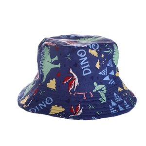 Dettaglio cappello a secchiello blu navy per bambini con dinosauri e testo DINO