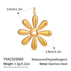Polished 18K gold stainless steel sunflower pendant showing 3.0cm size detail