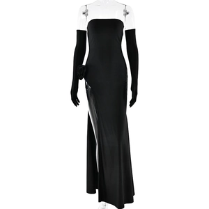 Elegantes trägerloses schwarzes Maxikleid mit hohem Schlitz und passenden Handschuhen