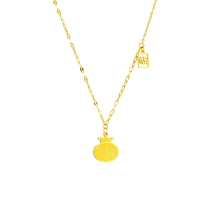 Collier en acier titane doré avec pendentif sac de chance Fu sur fond blanc pur