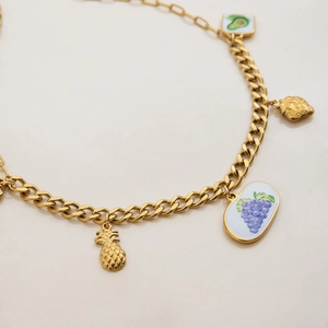 Détail de la chaîne plaquée or avec pendentifs 3D fraise, ananas et émail fruité