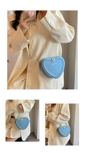 Detailansicht der hellblauen herzförmigen Tasche mit Goldkette und litchi Texturierung