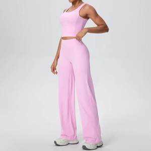 Dettaglio del set yoga rosa chiaro con top corto e pantaloni sportivi a vita alta larghi