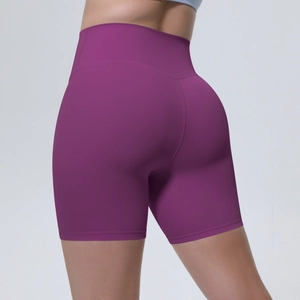 Vue arrière du short de yoga violet à taille haute montrant la texture sans couture et l'ajustement