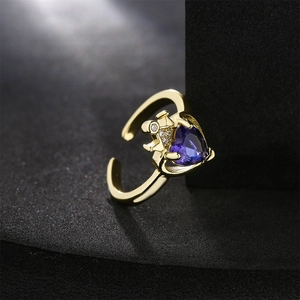 Adjustable crown heart ring in gold with purple zircon and a tiny astronaut detail