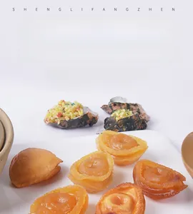 Vue de dessus de modèles d'ormeaux artificiels réalistes sur une assiette blanche