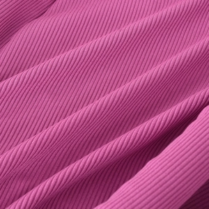 Nahaufnahme des rosaroten Rippstrickstoffs und der Textur dieser Sporthose