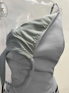 Détails des coutures renforcées et des pinces sur une robe plissée bleu clair