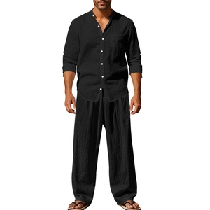 Dettaglio completo di set casual da uomo in lino nero con camicia e pantaloni
