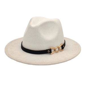 Dettaglio cappello fedora bianco a tesa larga con fascia nera e fibbia a catena oro