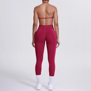 Vista posteriore del set yoga rosso scuro con reggiseno sportivo e leggings a vita alta