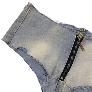 Nahaufnahme von Vintage-Metallreißverschluss und Fransensaum an hellblauen Jeansshorts