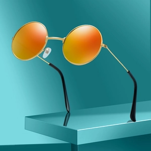 Retro-Sonnenbrille mit rundem Metallrahmen in Gold und orangefarbenen Verlaufsgläsern