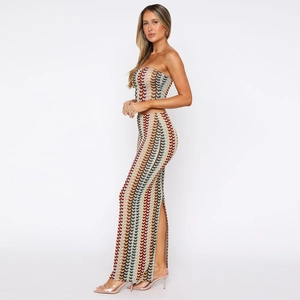 Détail d'un ensemble en maille colorée à motif vagues avec bustier et jupe longue fendue