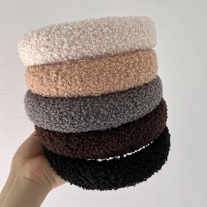 Gedetailleerde textuur van dikke pluche fleece haarbanden in neutrale kaki tinten