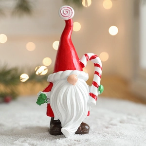 Figurine de nain de Noël miniature en résine avec sucre d'orge sur fond de neige festif