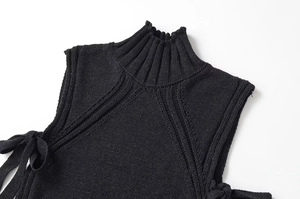 Gros plan détaillé du haut en tricot sans manches noir avec col haut et texture côtelée