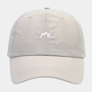 Détail de la broderie montagne sur casquette beige à séchage rapide avec œillets