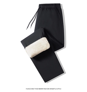 Dettaglio dei pantaloni neri foderati in pile spesso con coulisse elastica in vita