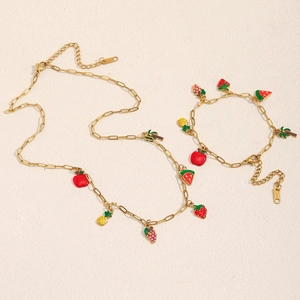 Détail du collier et bracelet chaîne trombone plaqué or 18K avec breloques de fruits en émail