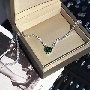 Luxe groene hart kristallen ketting met fonkelende zirkonia ketting in een geschenkdoos